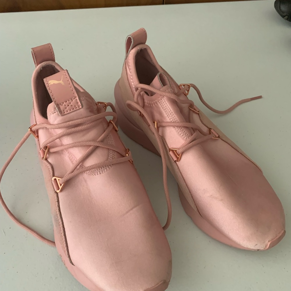 ▶️ Puma ◀️ Rose Gold and Pink shoes - Picture 1 of 3